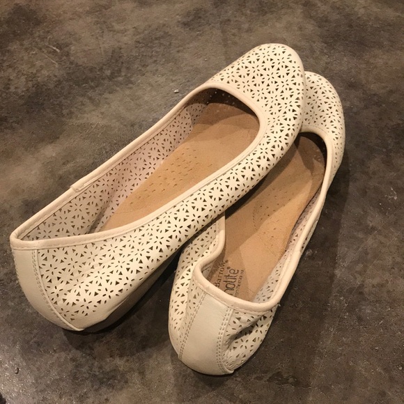 Croft & Borrow White Floral Flats Sz 9-10 - Picture 1 of 6